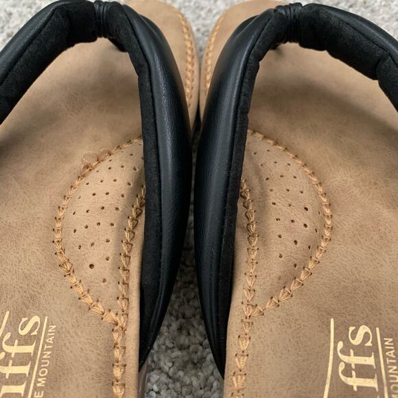 Cliffs By White Mountain "Forgiving" Flip Flop Sandals - Size 5.5M - Picture 7 of 11